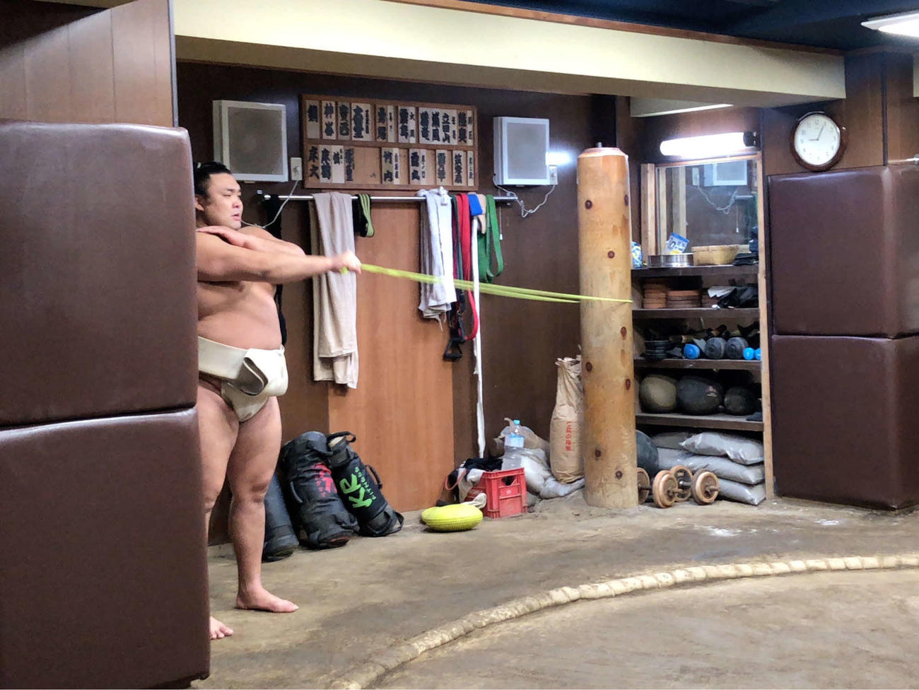 チューブを使ってトレーニングする大関霧島（撮影・平山連）