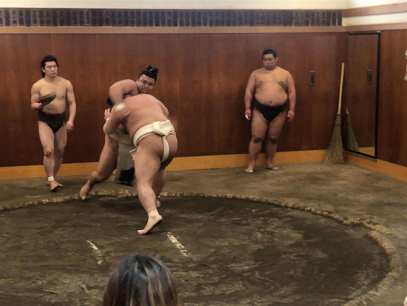 相撲を取る大関霧島（撮影・平山連）