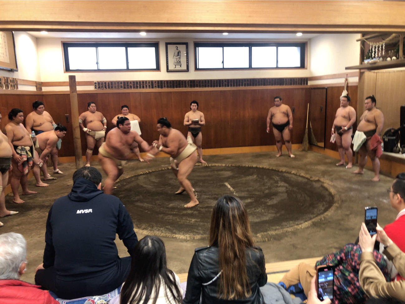 錦木（左）と相撲を取る大関霧島（撮影・平山連）
