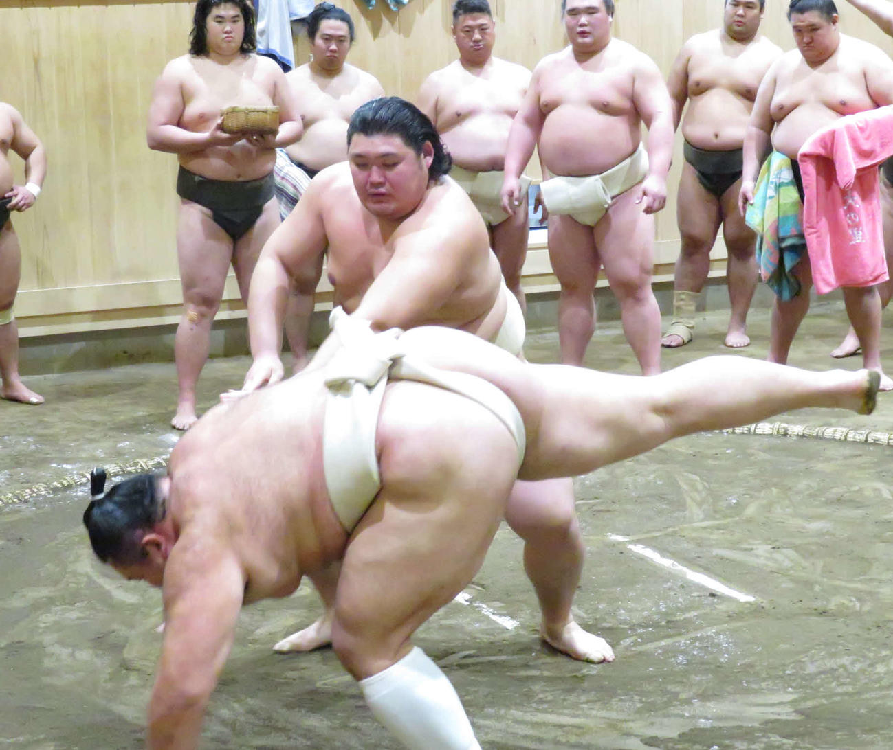 出稽古に来た朝乃山（手前）に3勝1敗と勝ち越した大の里（手前から2人目）