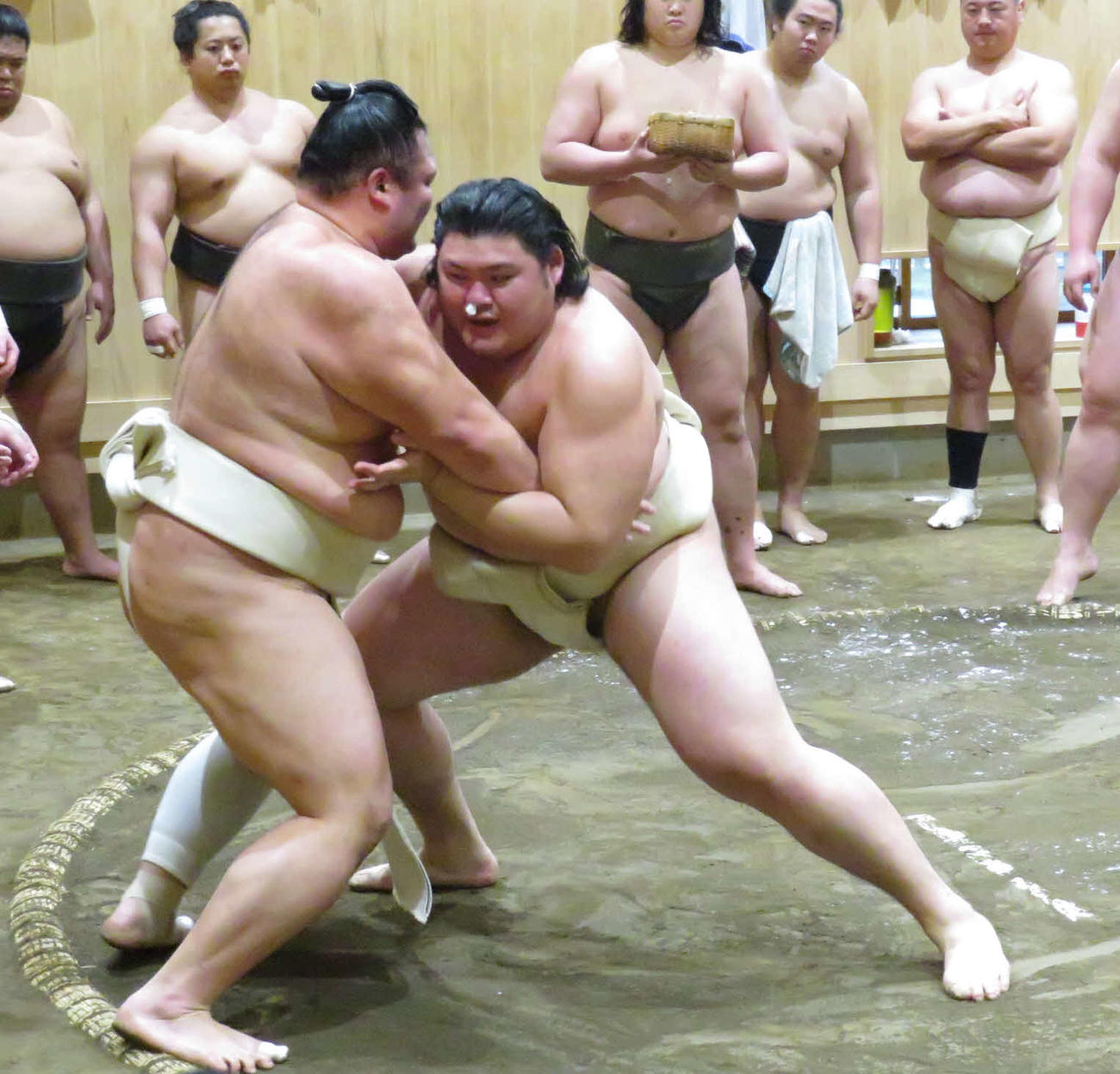 出稽古に来た朝乃山（手前左）に3勝1敗と勝ち越した大の里（同右）