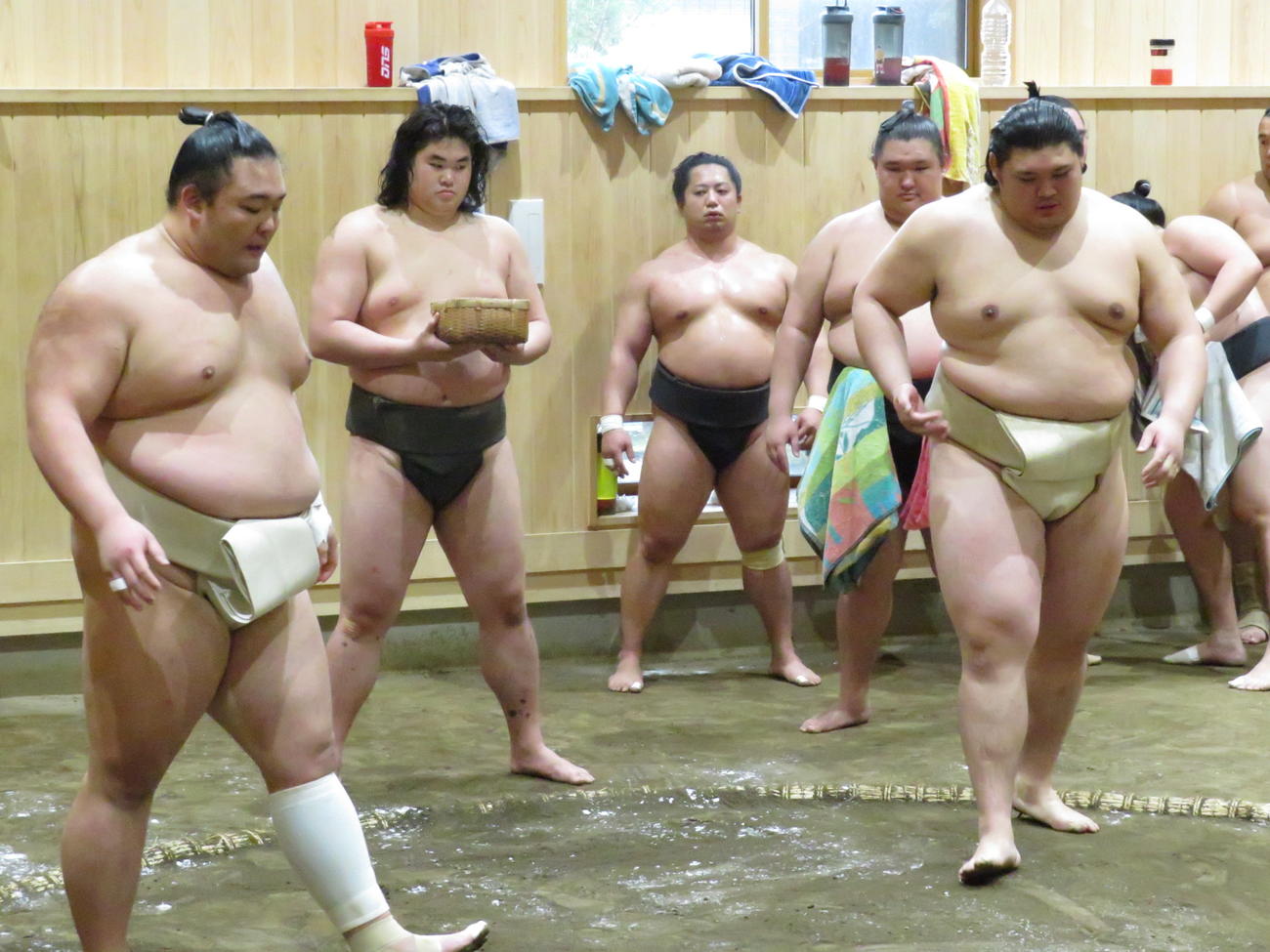 申し合いで初めて胸を合わせる前に、緊張感のある表情で土俵に入る朝乃山（手前左）と大の里（同右）