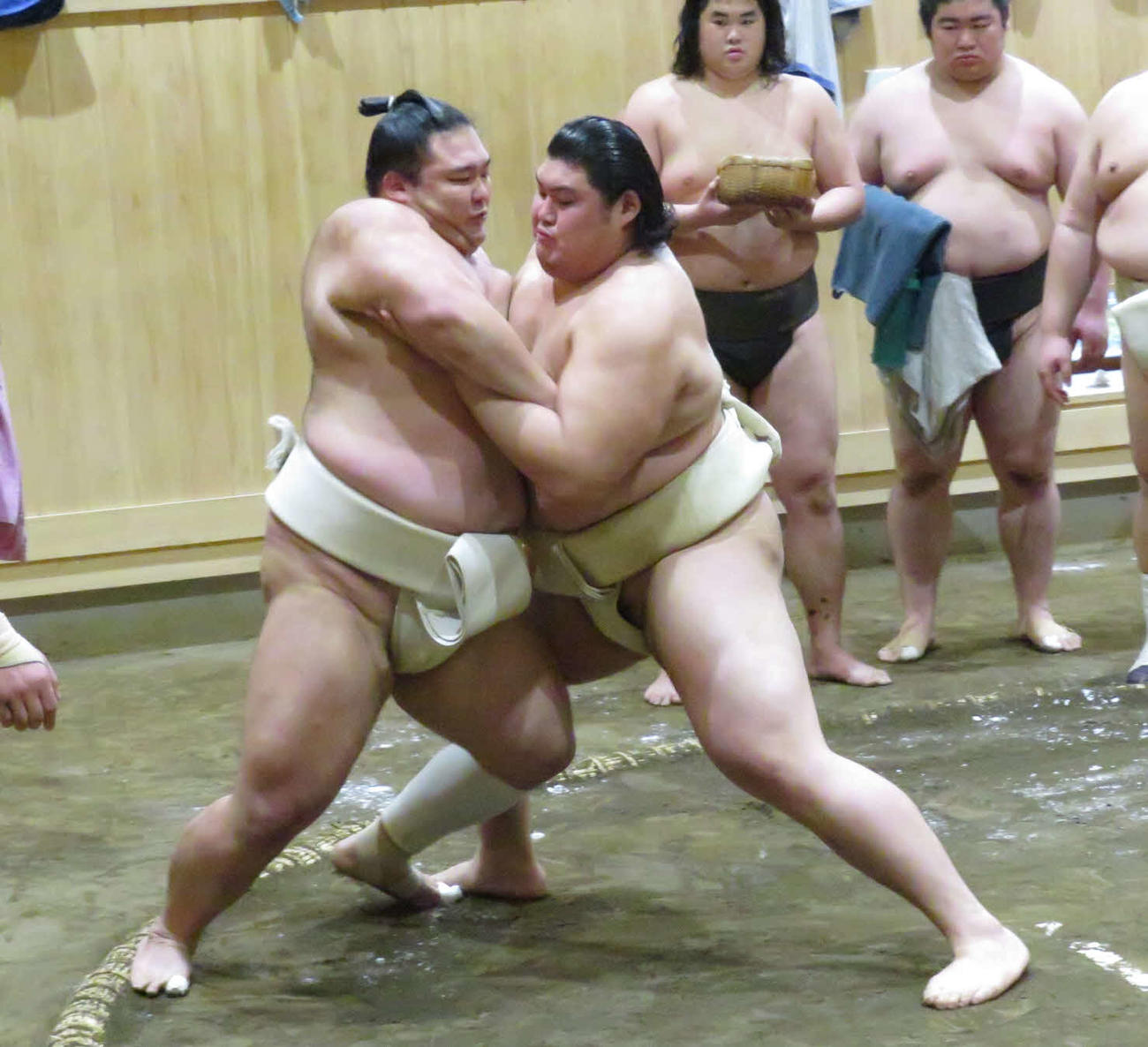 出稽古に来た朝乃山（手前左）に3勝1敗と勝ち越した大の里（同右）