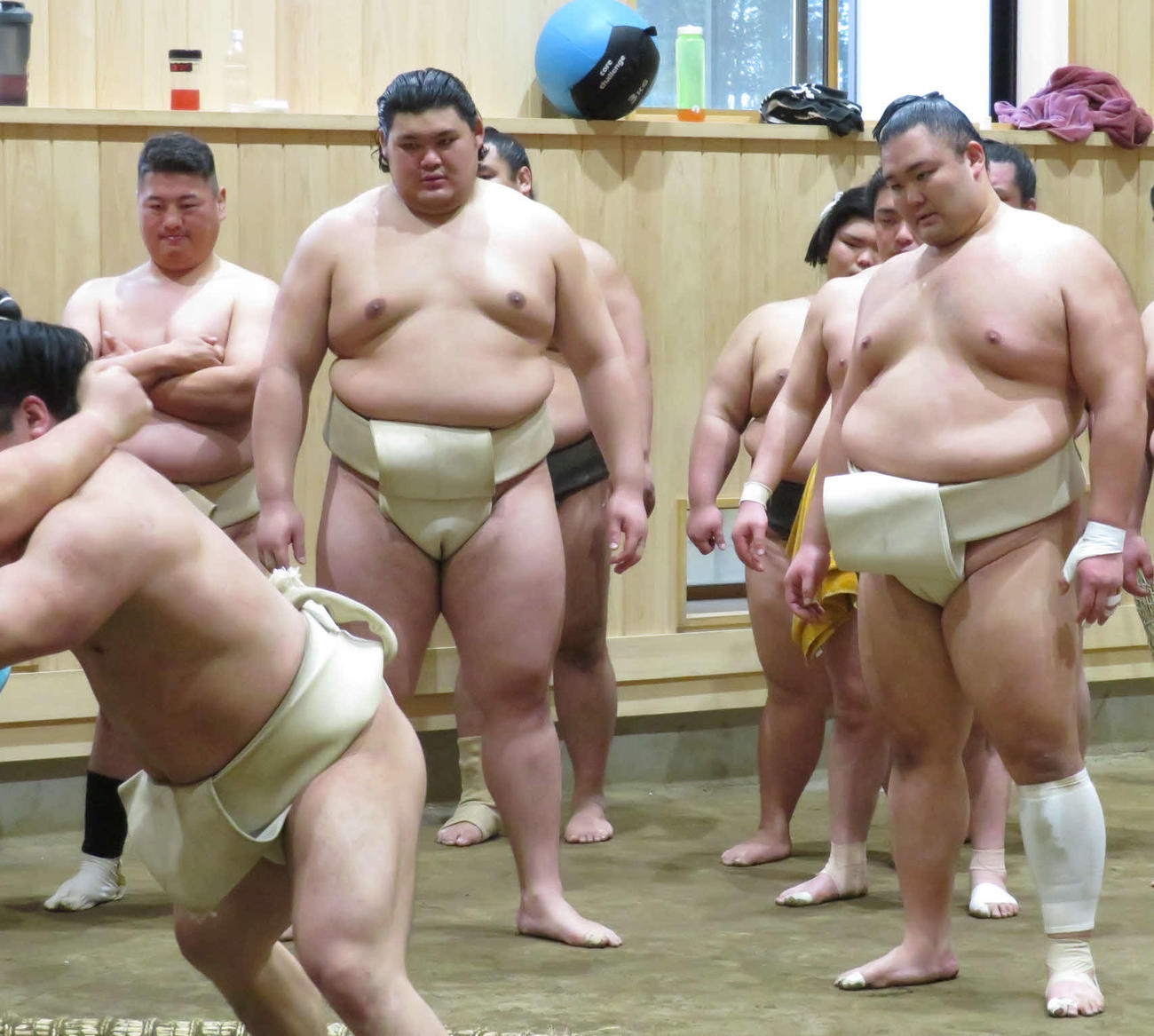 出稽古に来た朝乃山（後方右）と並んで関取衆の申し合いを見つめる大の里（同中央）。後方左は中村親方