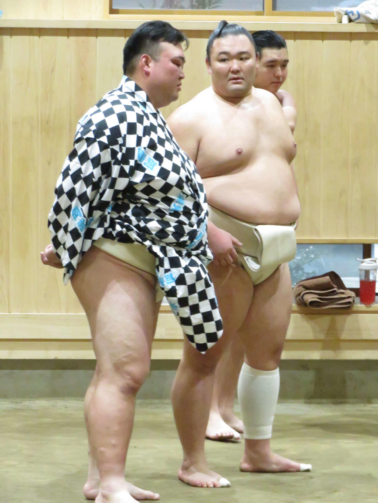 二所ノ関親方（左）は出稽古に来た朝乃山にアドバイスを送った