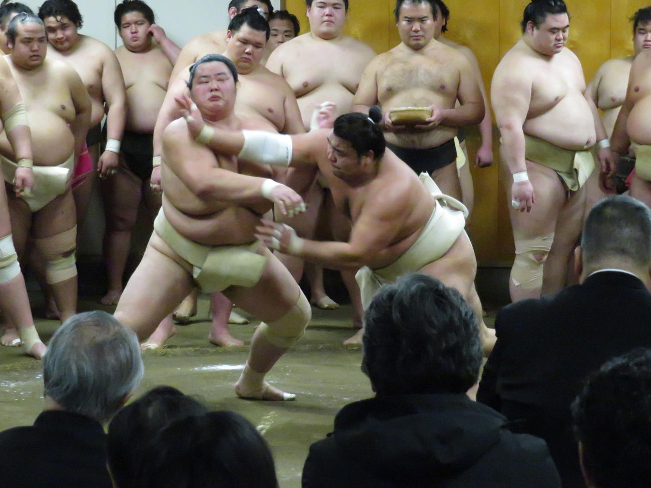 二所ノ関一門の連合稽古に一門外から参加した霧島（手前右）は、琴ノ若（同左）と激しい攻防を繰り返した