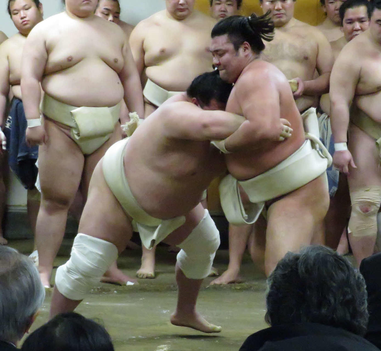 二所ノ関一門の連合稽古に一門外から参加した霧島（手前右）は、阿武咲（同左）と激しい攻防を繰り返した
