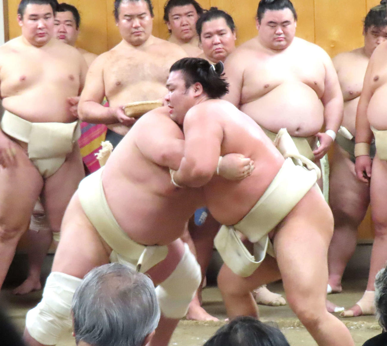 霧島（右）は二所ノ関一門の連合稽古に参加した