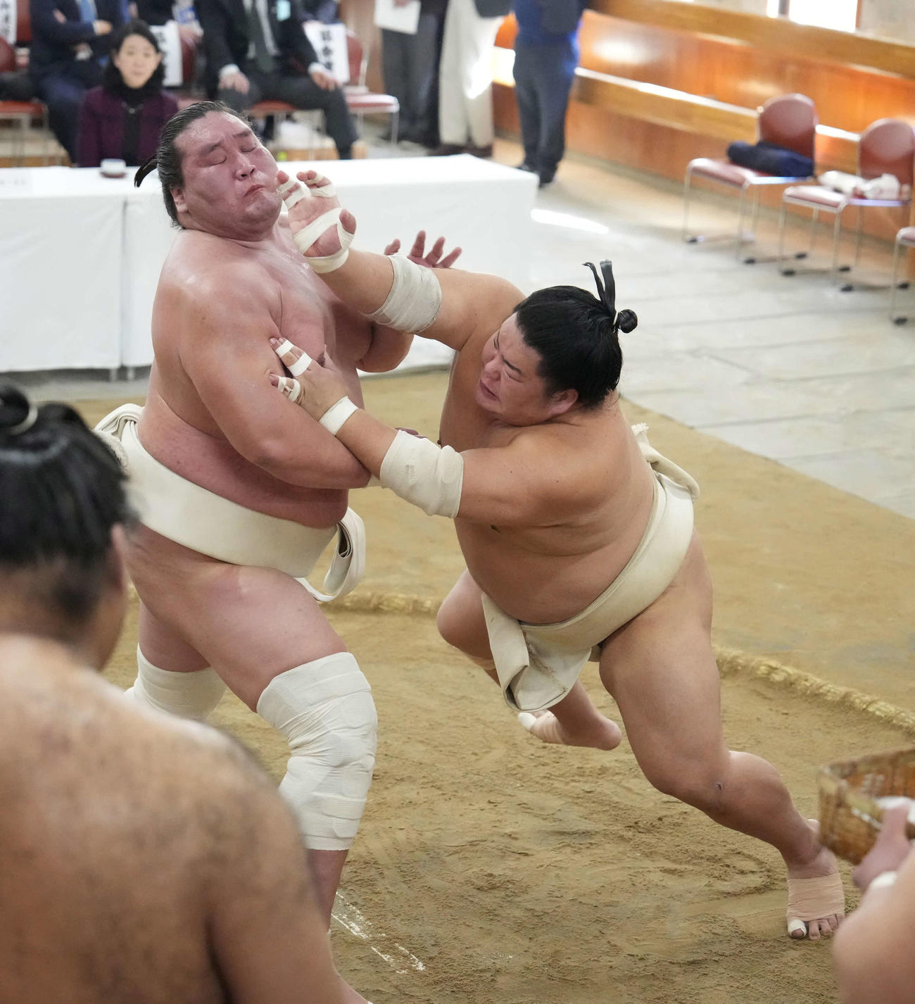 大栄翔（右）と三番稽古する照ノ富士（撮影・小沢裕）