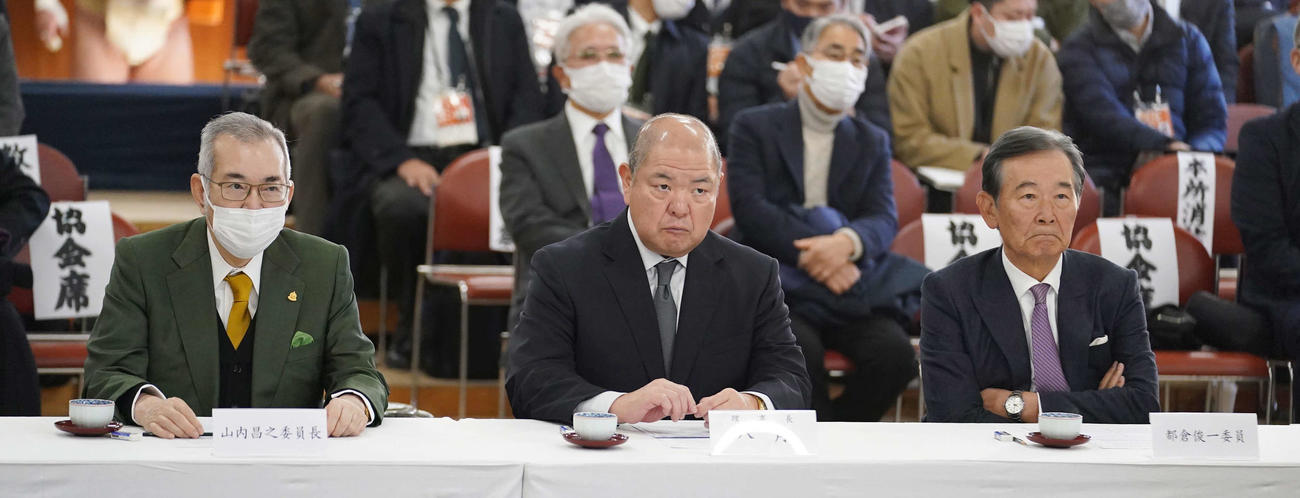 幕内の稽古を見守る、左から横綱審議委員会で東大名誉教授の山内委員長、八角理事長、文化庁長官の都倉委員（撮影・小沢裕）