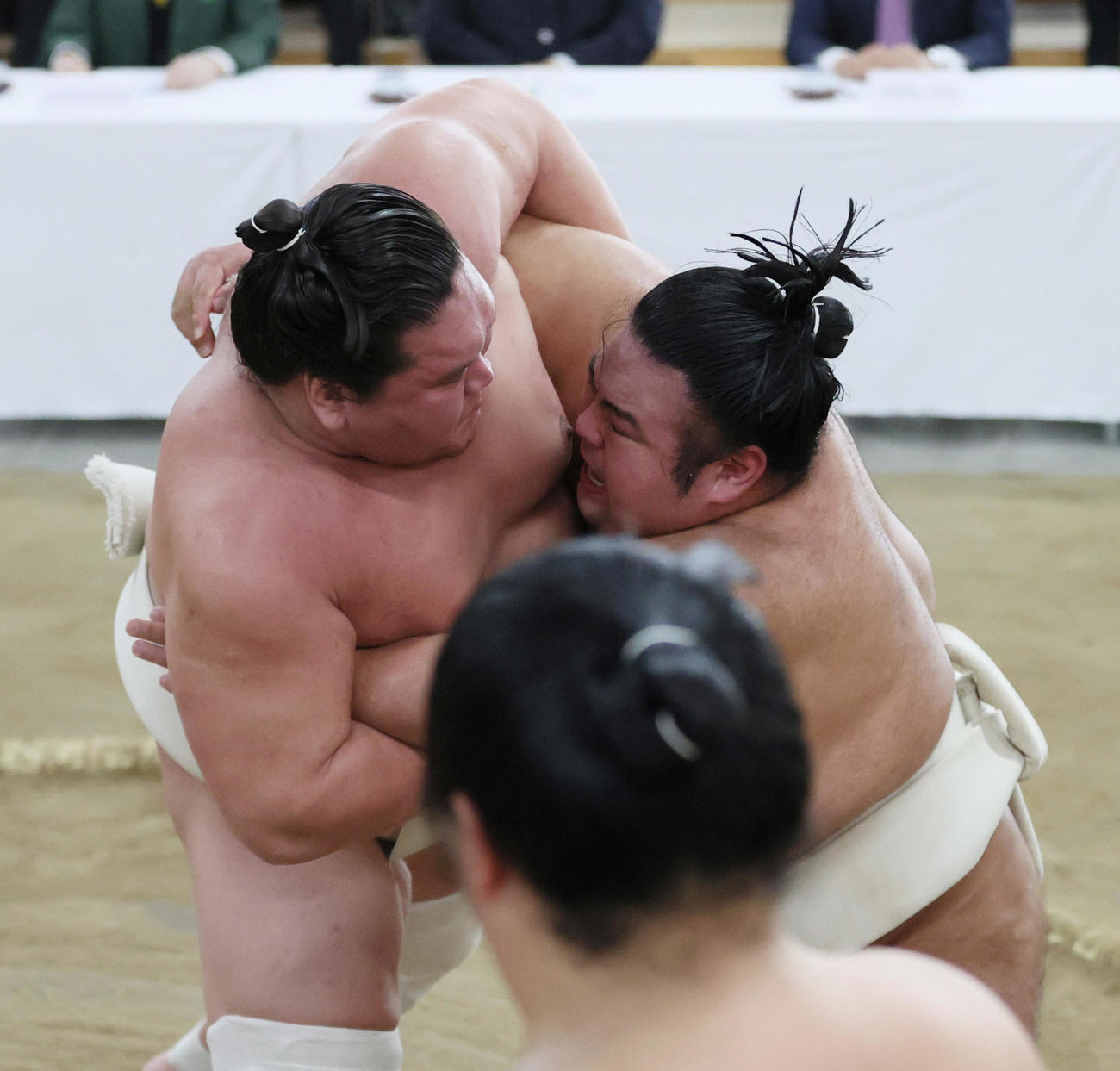 横綱審議委員会の稽古総見で汗を流す照ノ富士（左）と貴景勝