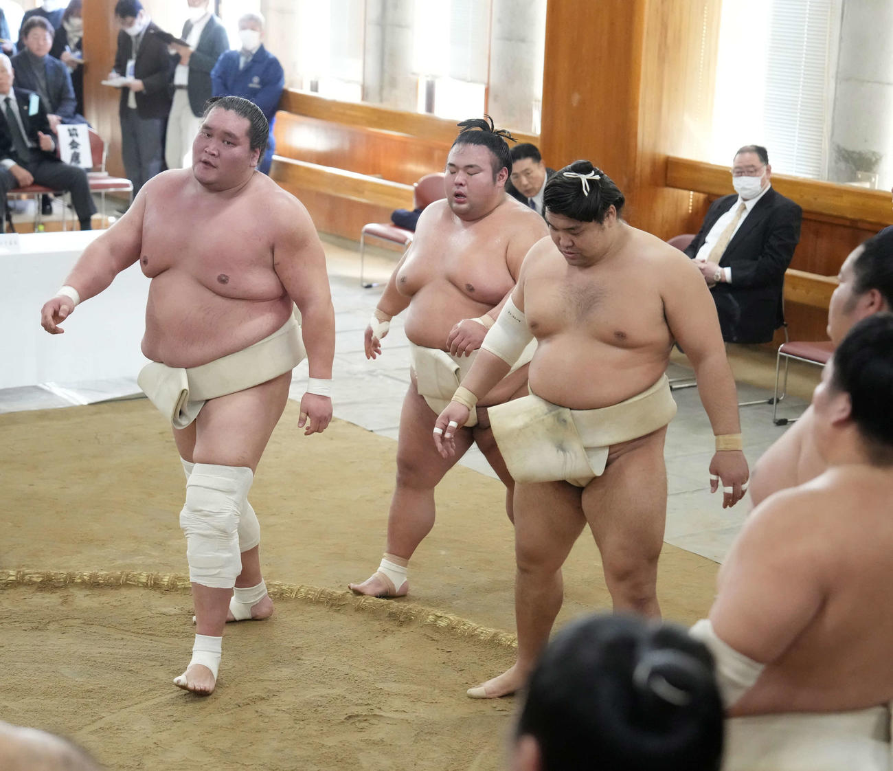 貴景勝と三番稽古する照ノ富士（左）。右は出番を待つ霧島（撮影・小沢裕）