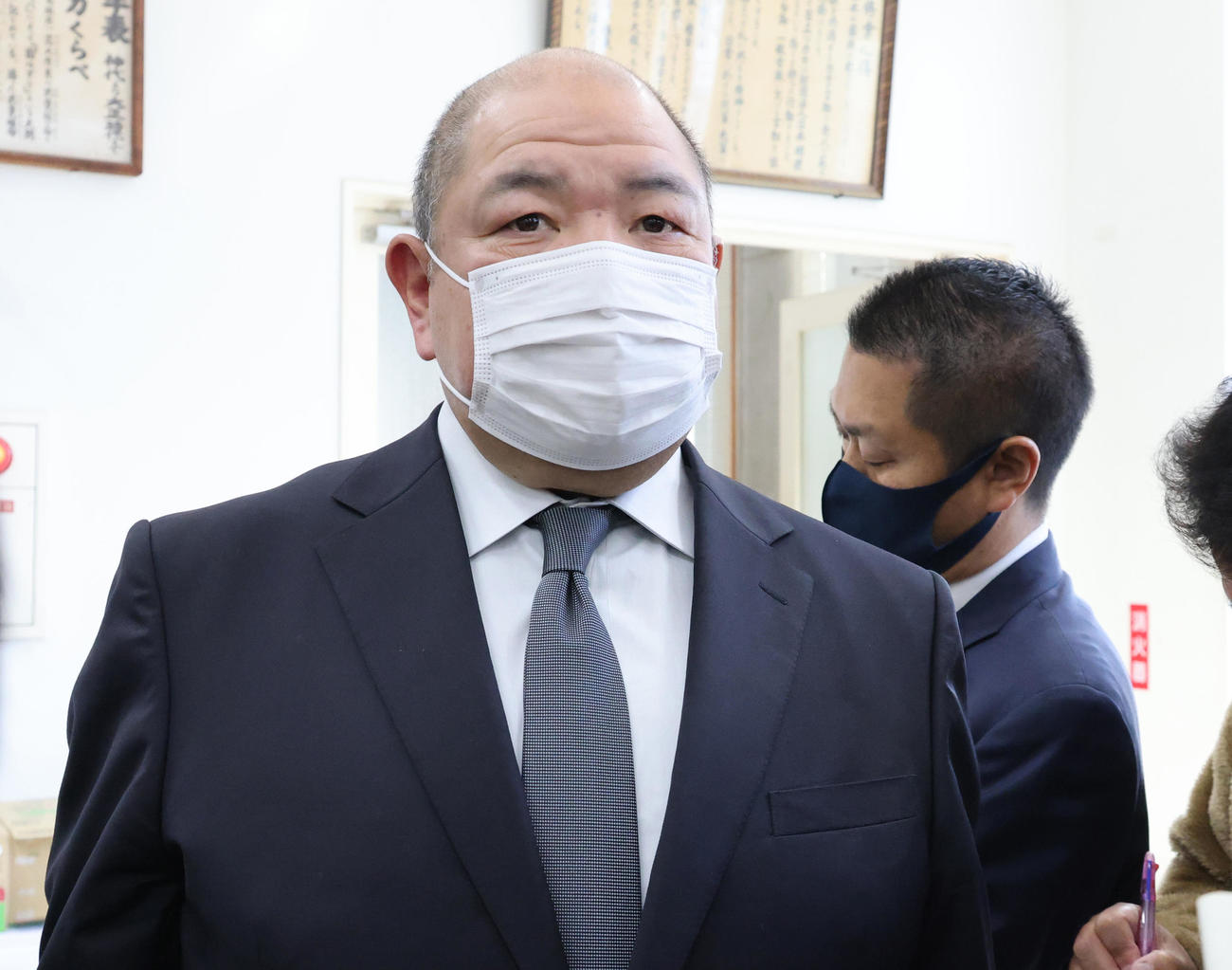 横綱審議委員会の稽古総見　横綱審議委員会の稽古総見を終え、記者に囲まれる日本相撲協会の八角理事長（代表撮影）