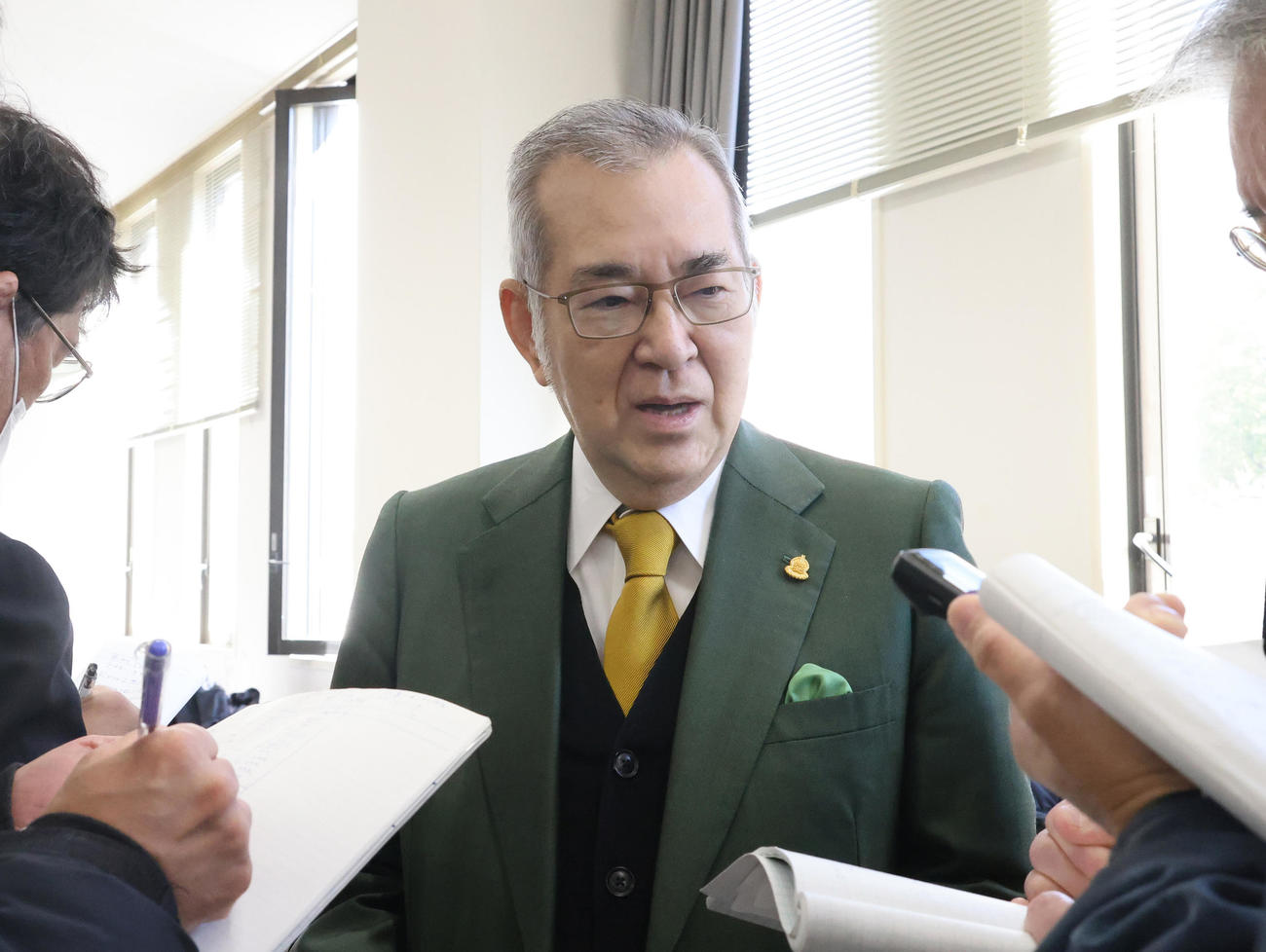 横綱審議委員会の稽古総見　横綱審議委員会の稽古総見を終え、記者に囲まれる山内昌之委員長（代表撮影）