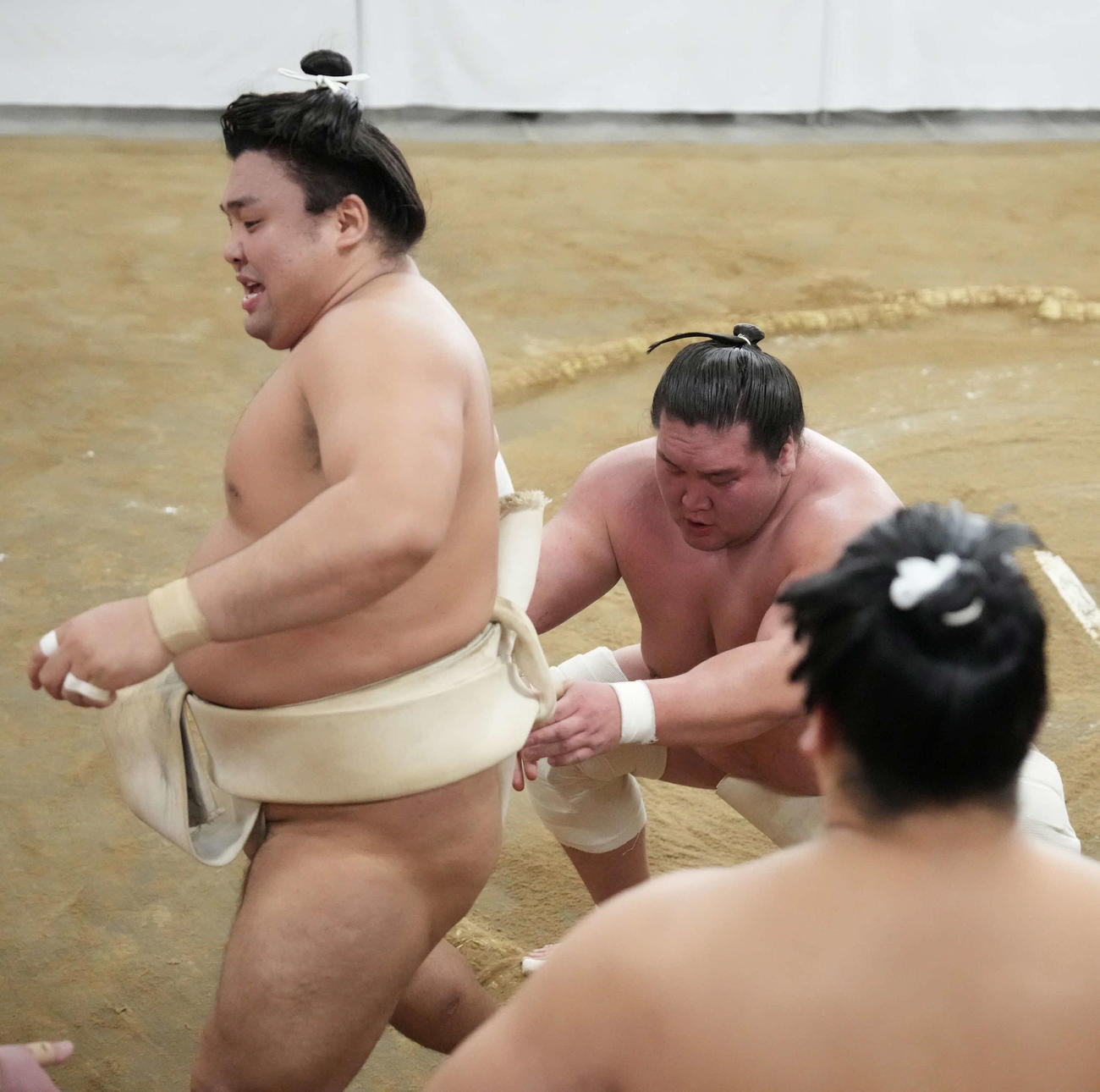 霧島（左）と三番稽古する照ノ富士（撮影・小沢裕）