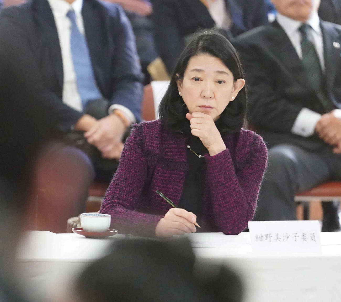 幕内の稽古を見守る紺野美沙子委員（撮影・小沢裕）