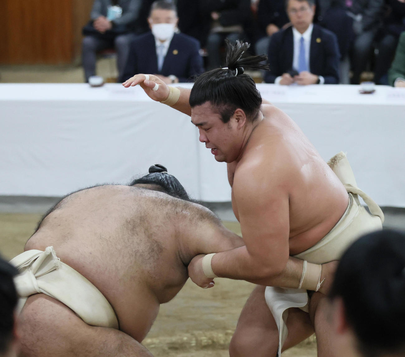 横綱審議委員会の稽古総見　横綱審議委員会の稽古総見で汗を流す霧島（右）（代表撮影）
