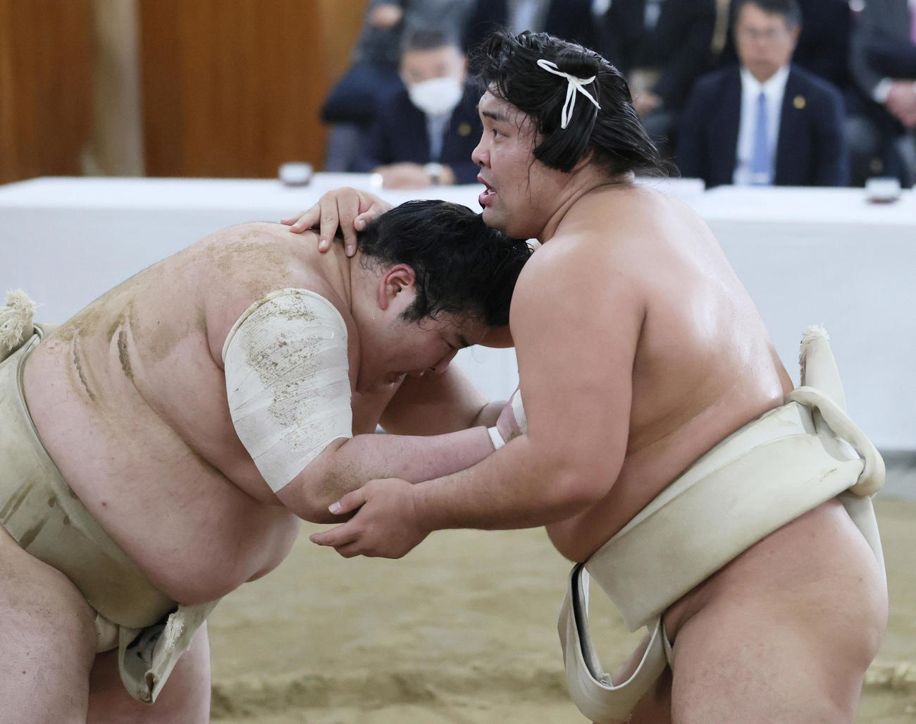 横綱審議委員会の稽古総見　横綱審議委員会の稽古総見で汗を流す霧島（右）と熱海富士（代表撮影）