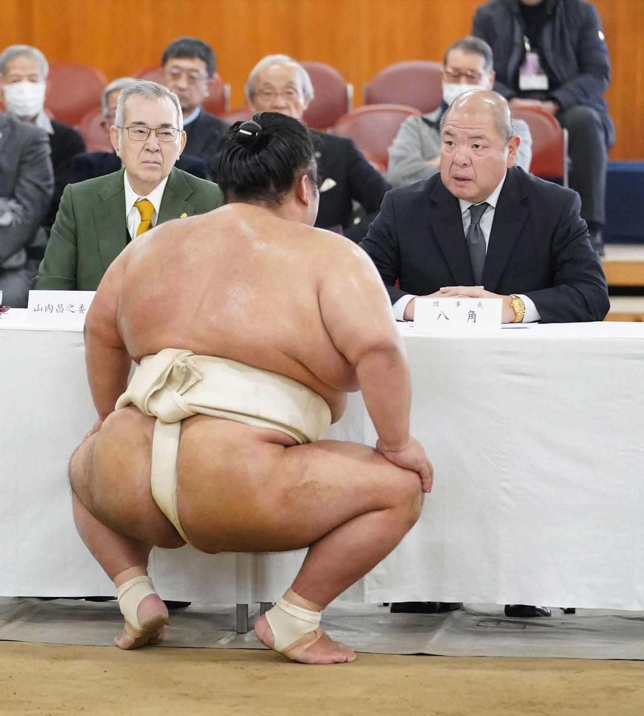 稽古を終えた貴景勝は八角理事長（右）にあいさつする。左は横綱審議委員会で東大名誉教授の山内委員長（撮影・小沢裕）