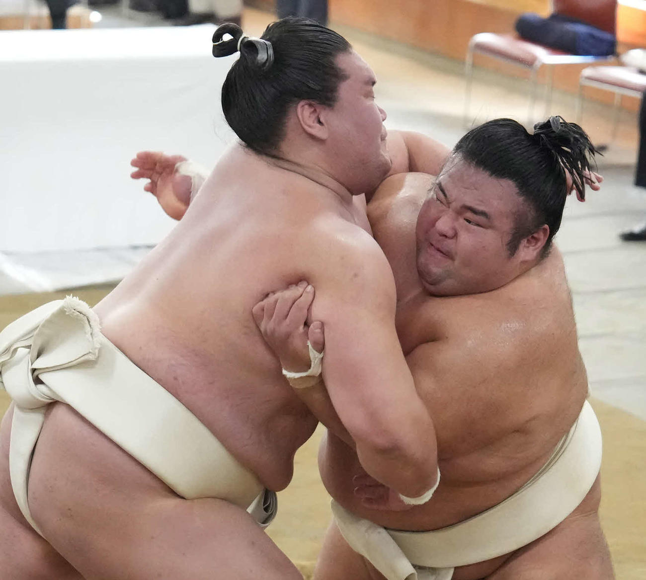 貴景勝（右）と三番稽古する照ノ富士（撮影・小沢裕）