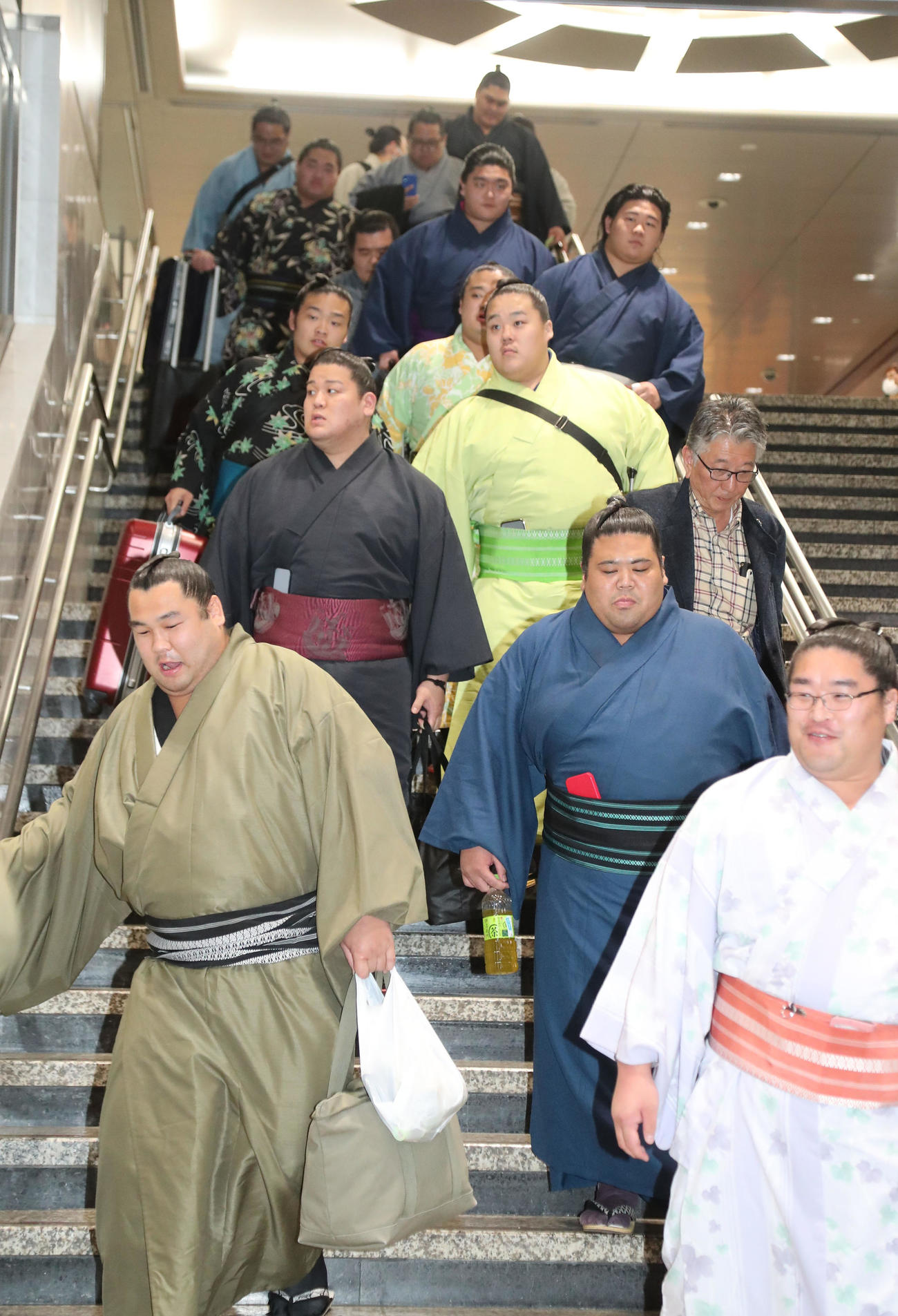 23年10月、九州場所に向けて新幹線で博多駅に到着した力士たち