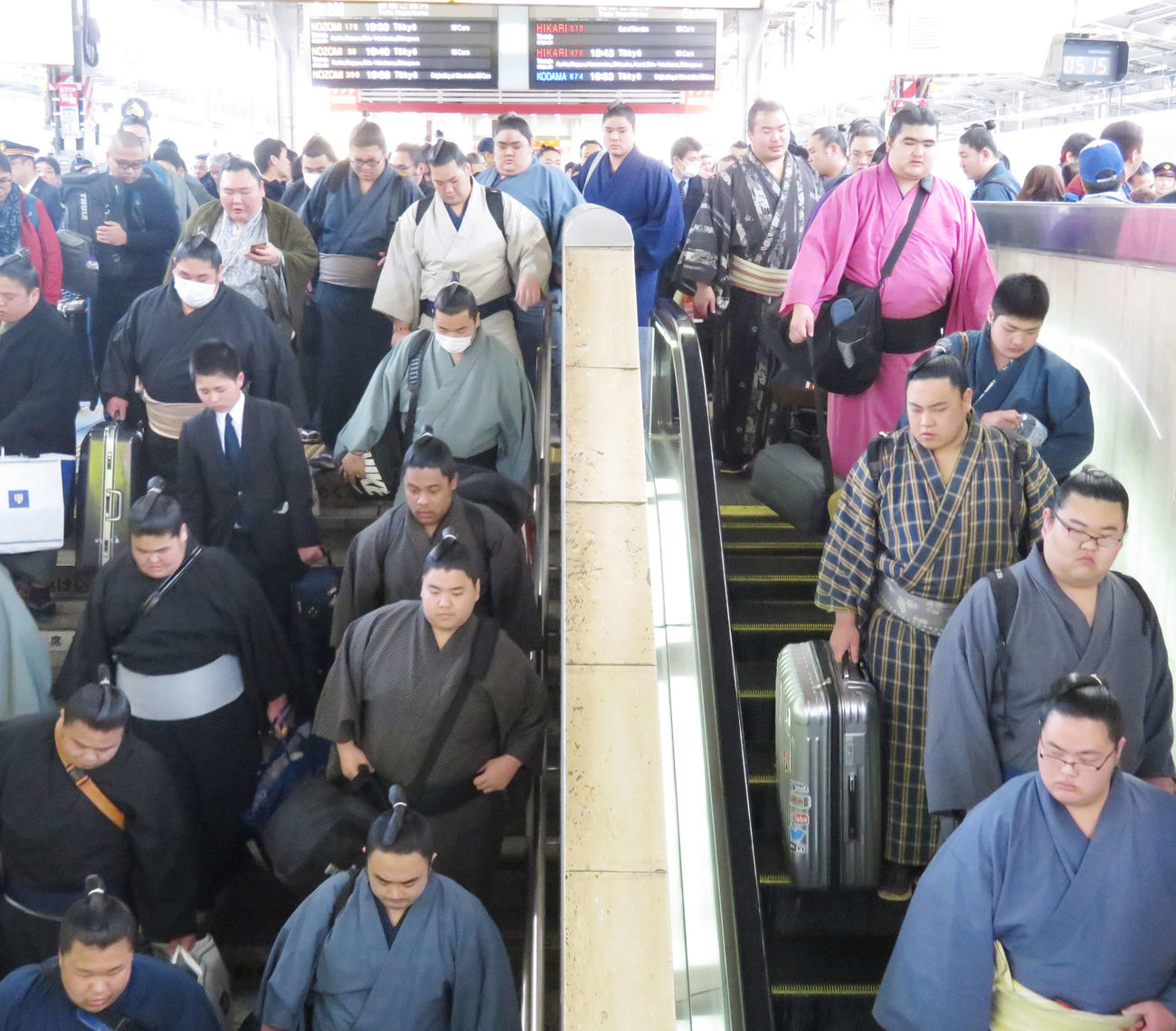 19年、春場所に向けて新幹線で大阪に到着した力士たち