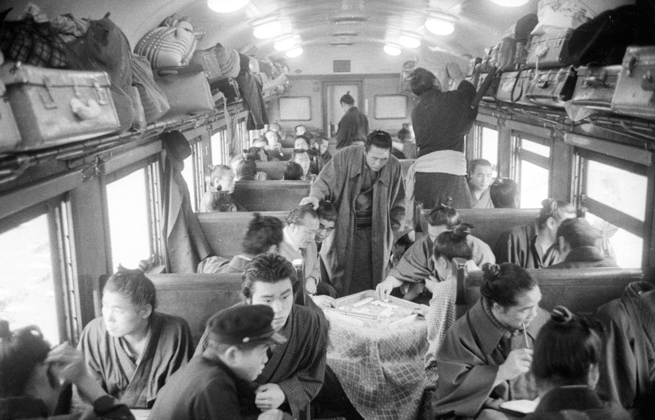 59年、品川発の「相撲列車」で大阪へ向かう力士たち。車中でマージャンに興じる者も