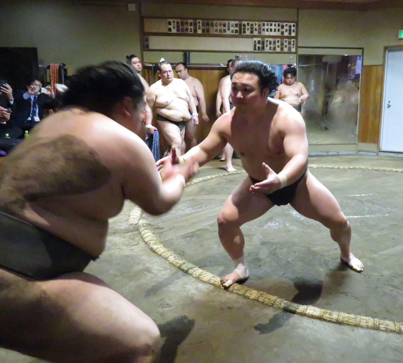 ぶつかり稽古で若い衆に胸を出した炎鵬（手前右）