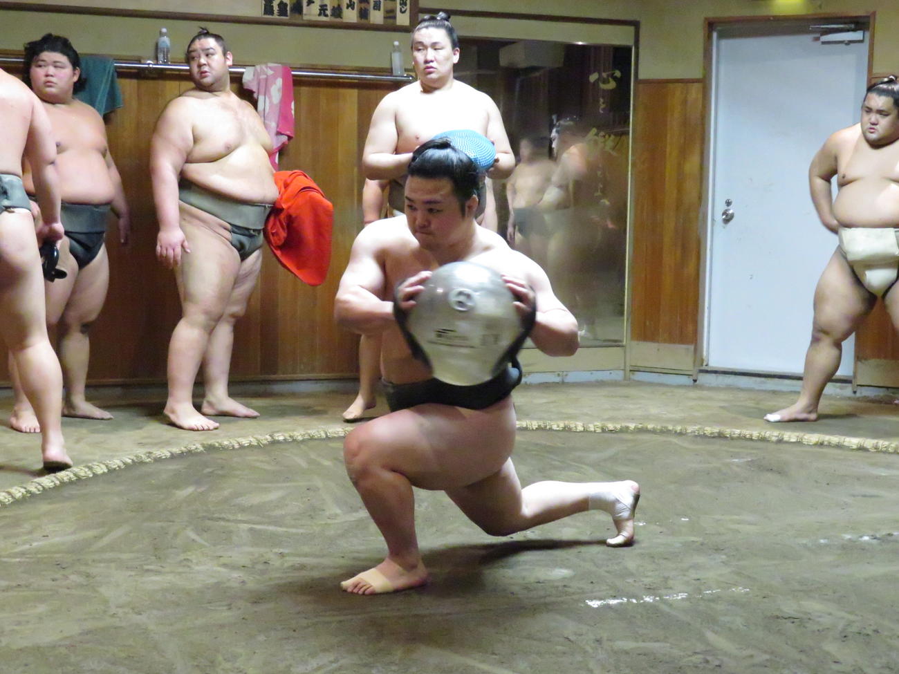 朝稽古で基礎運動を繰り返す炎鵬（中央）
