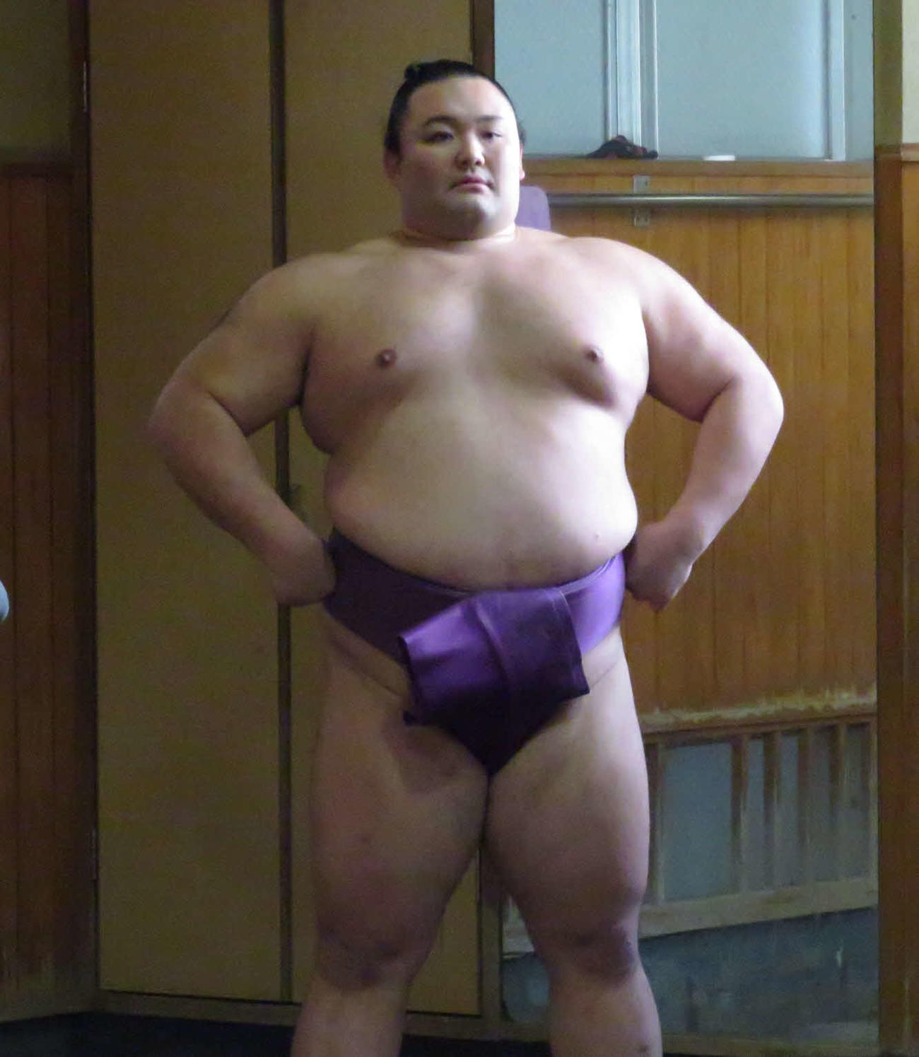 紫色の締め込みを着けて部屋で稽古を行った朝乃山
