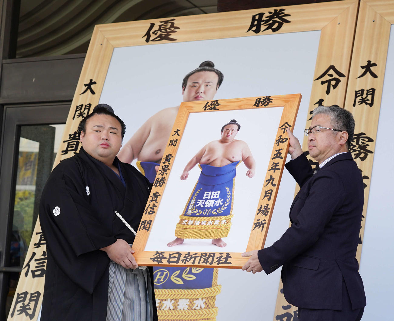 優勝額贈呈式に臨む貴景勝（撮影・小沢裕）