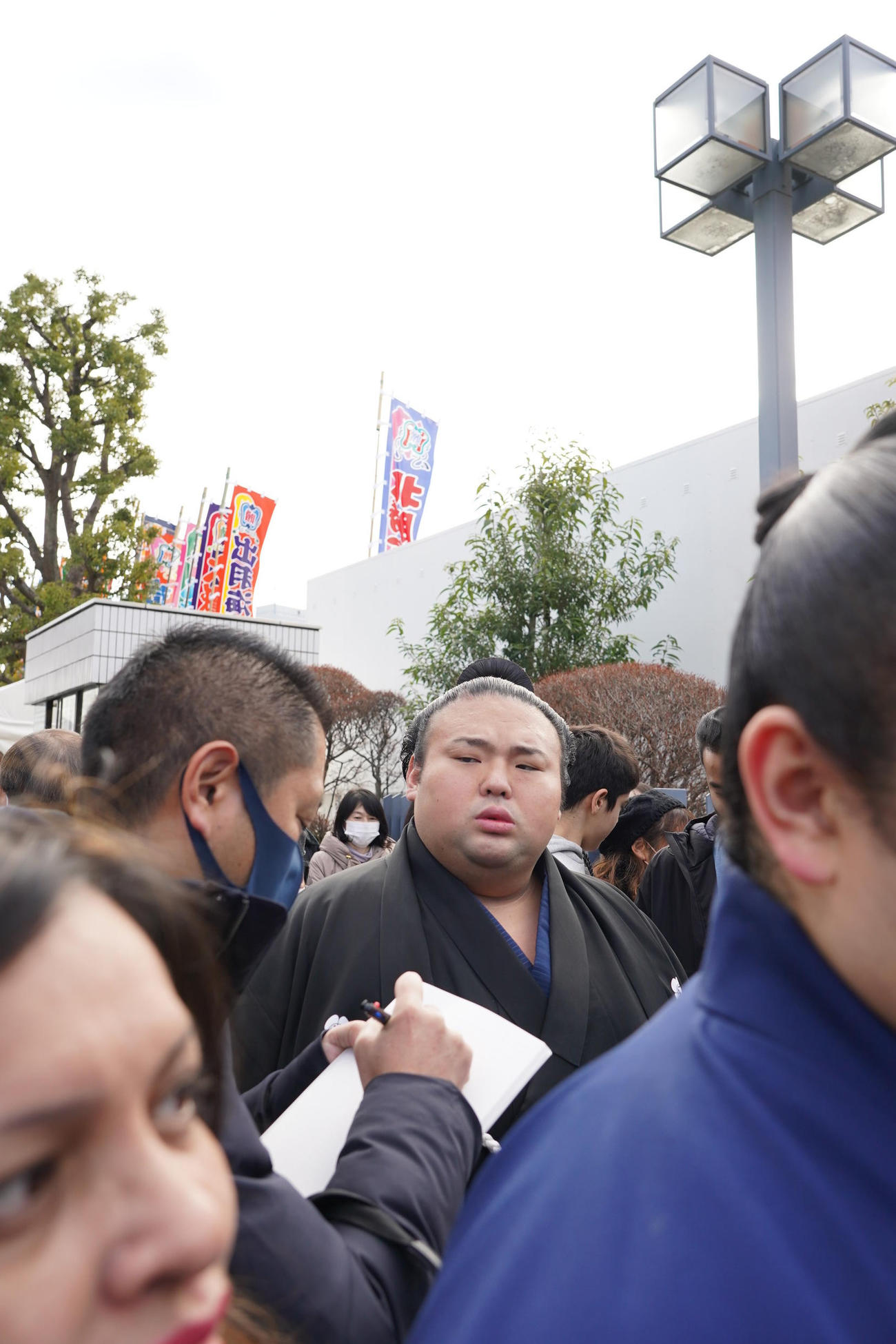 優勝額贈呈式を終え囲み取材に応じる貴景勝（撮影・小沢裕）