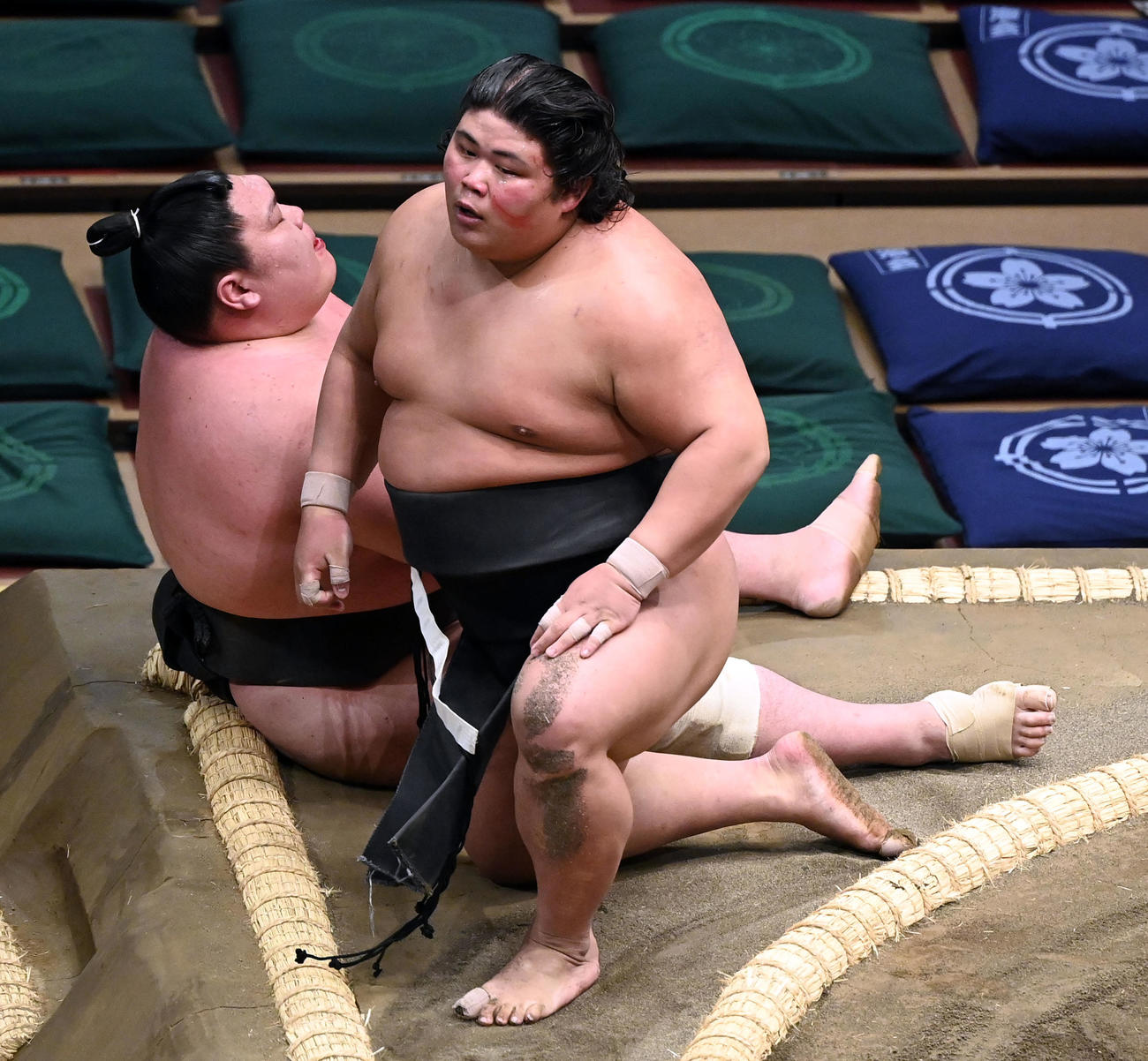 伯桜鵬（手前）が矢後を上手投げで破る（撮影・たえ見朱実）