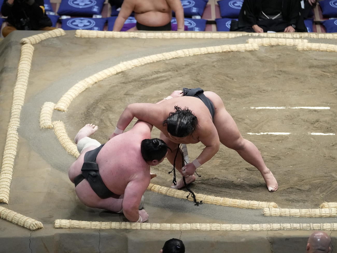 大相撲初場所初日　伯桜鵬（右）は矢後を上手投げで破る（撮影・小沢裕）
