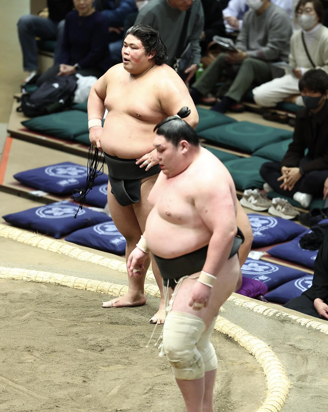 矢後（手前）を上手投げで破る伯桜鵬（撮影・河田真司）