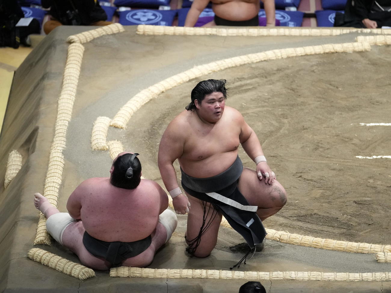 大相撲初場所初日　伯桜鵬（右）は矢後を上手投げで破る（撮影・小沢裕）