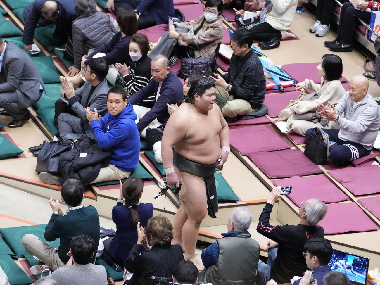 大相撲初場所初日　復帰戦を白星で飾った伯桜鵬は花道を引き揚げる（撮影・小沢裕）