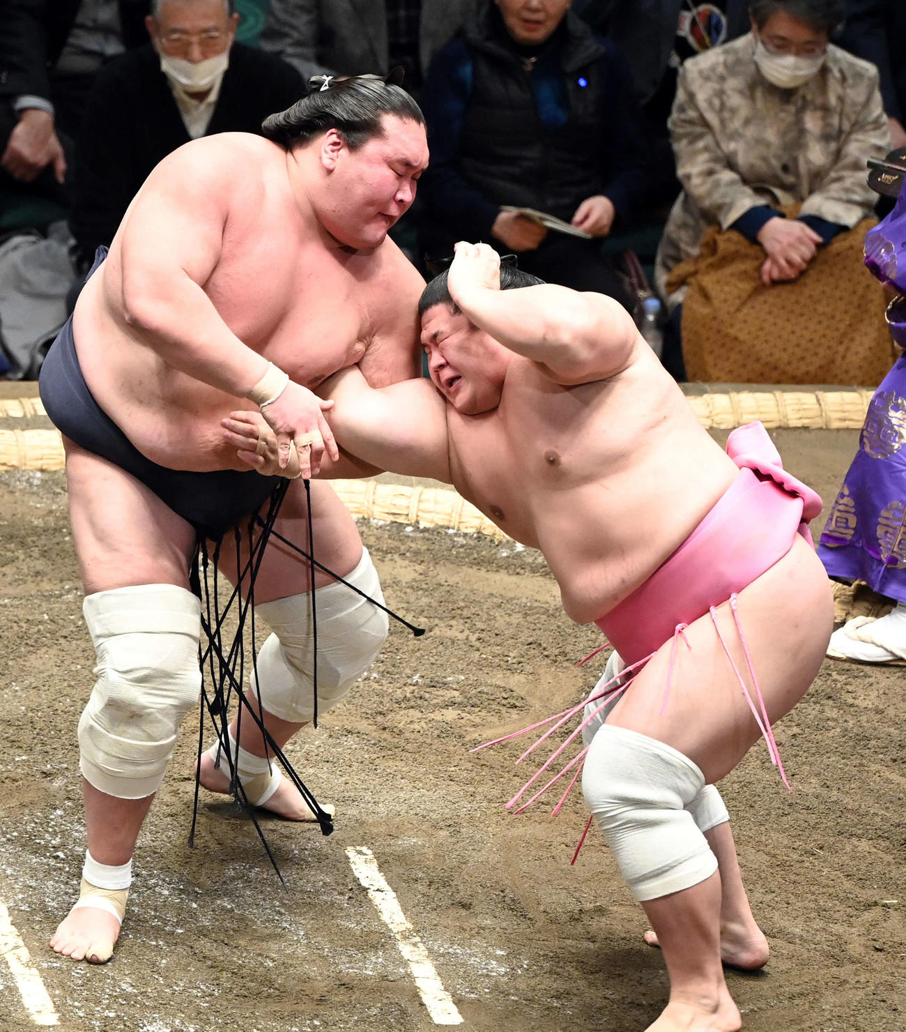 宇良（右）を激しく攻める照ノ富士（撮影・たえ見朱実）