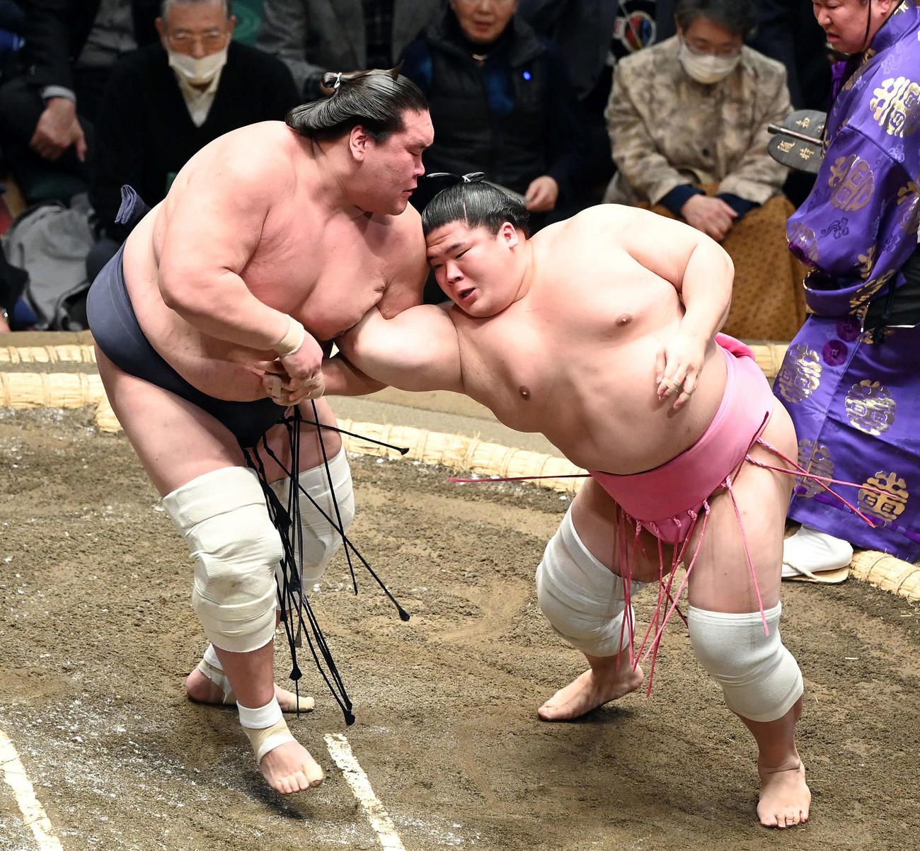 宇良（右）に腕を極める照ノ富士（撮影・たえ見朱実）