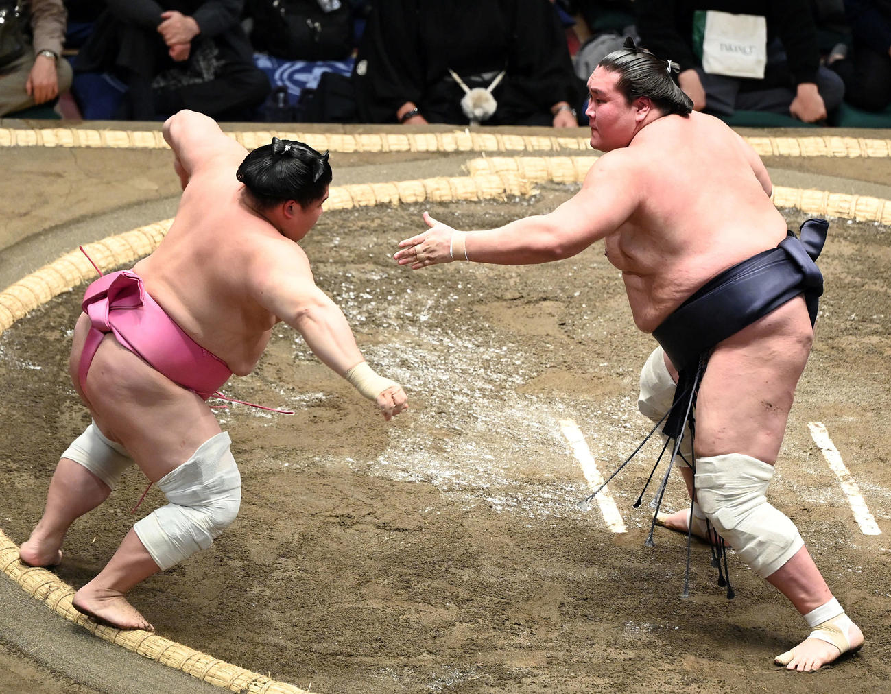 宇良（左）を押し出しで破った照ノ富士（撮影・たえ見朱実）