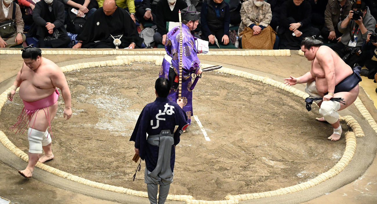 宇良（左）を押し出しで破った照ノ富士（撮影・たえ見朱実）
