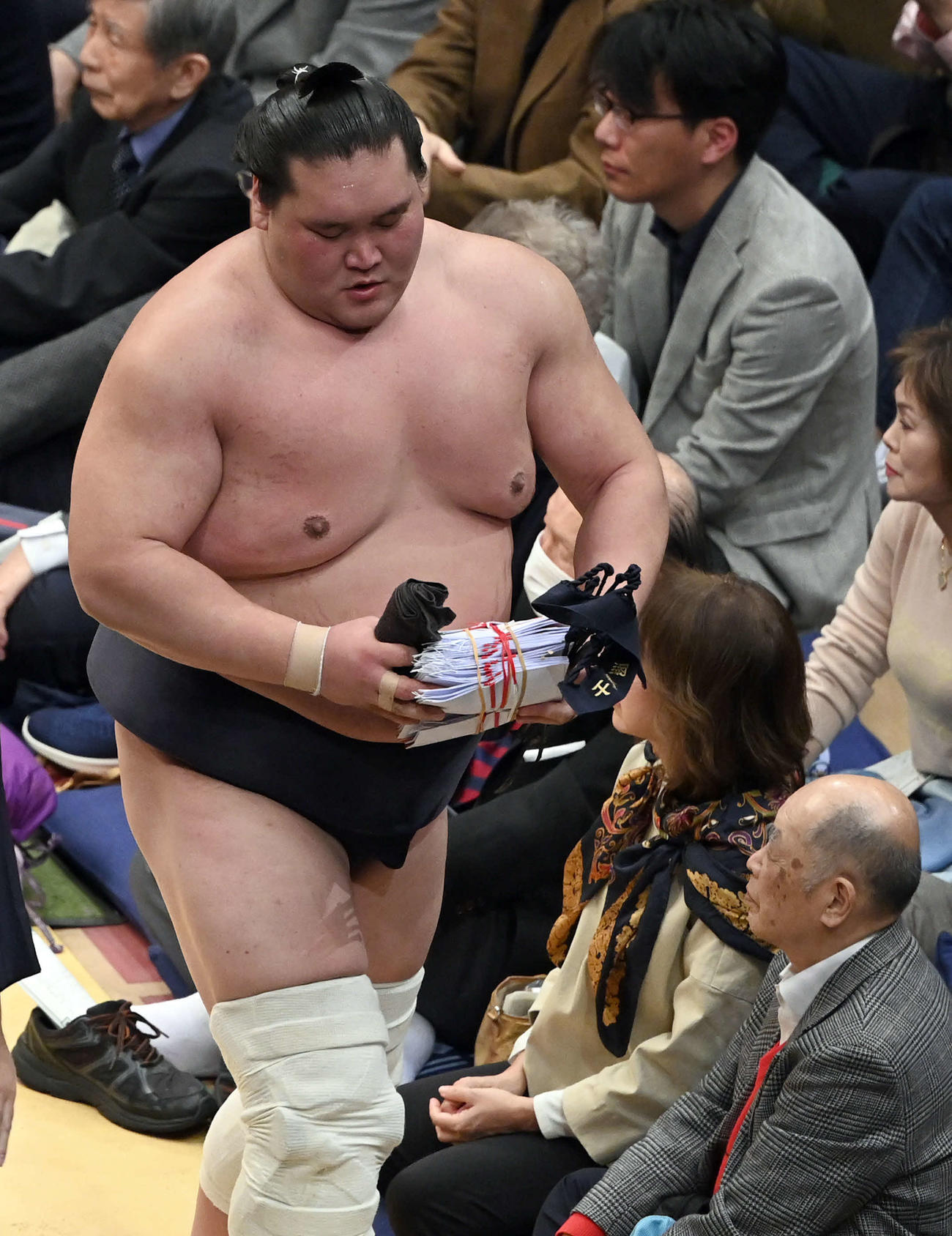 宇良を押し出しで破り懸賞金を手にする照ノ富士（撮影・たえ見朱実）
