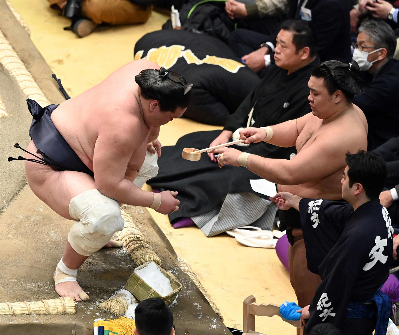 照ノ富士（左）に力水を付ける霧島（撮影・たえ見朱実）