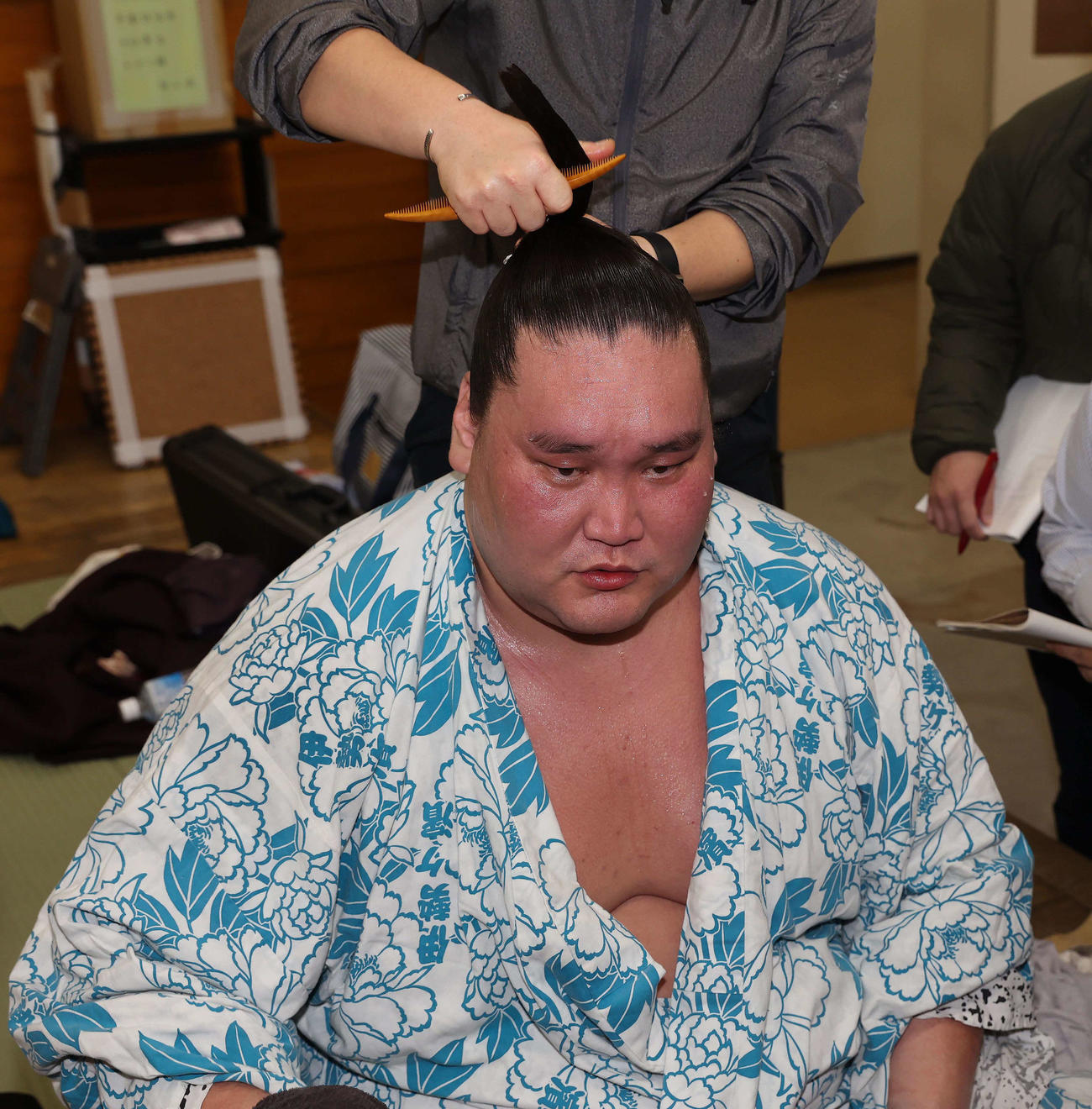 記者の質問に答える照ノ富士