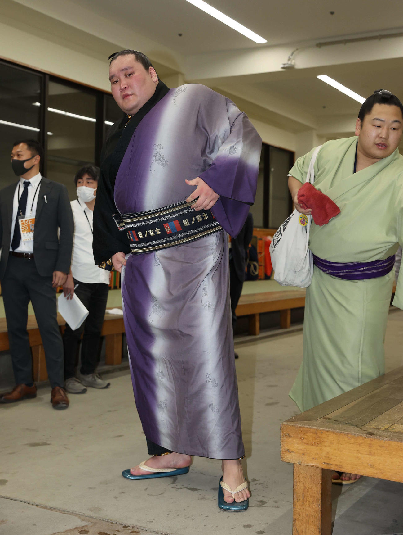 支度部屋から引き揚げる照ノ富士