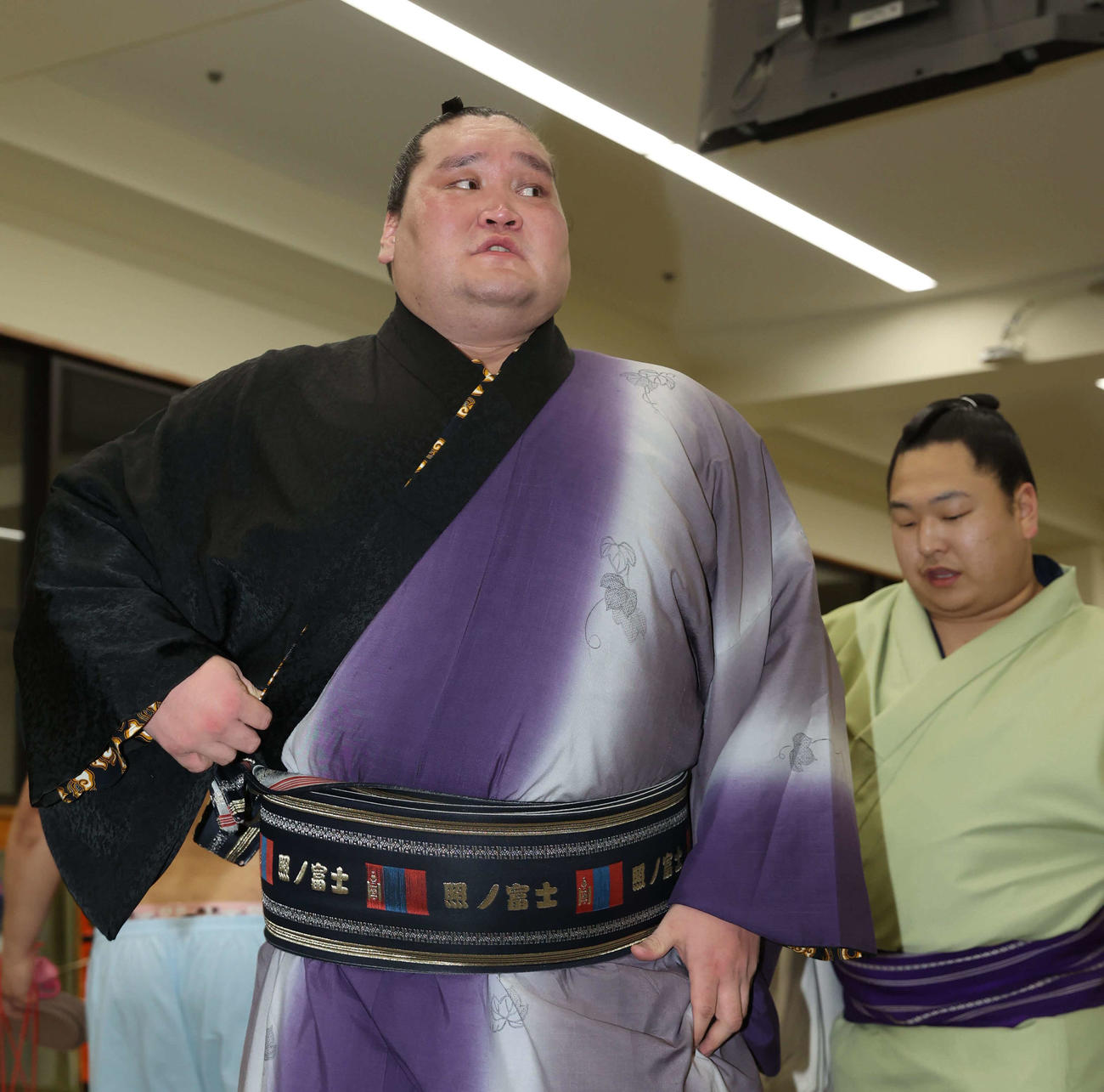 大相撲初場所初日を終え、支度部屋から引き揚げる照ノ富士