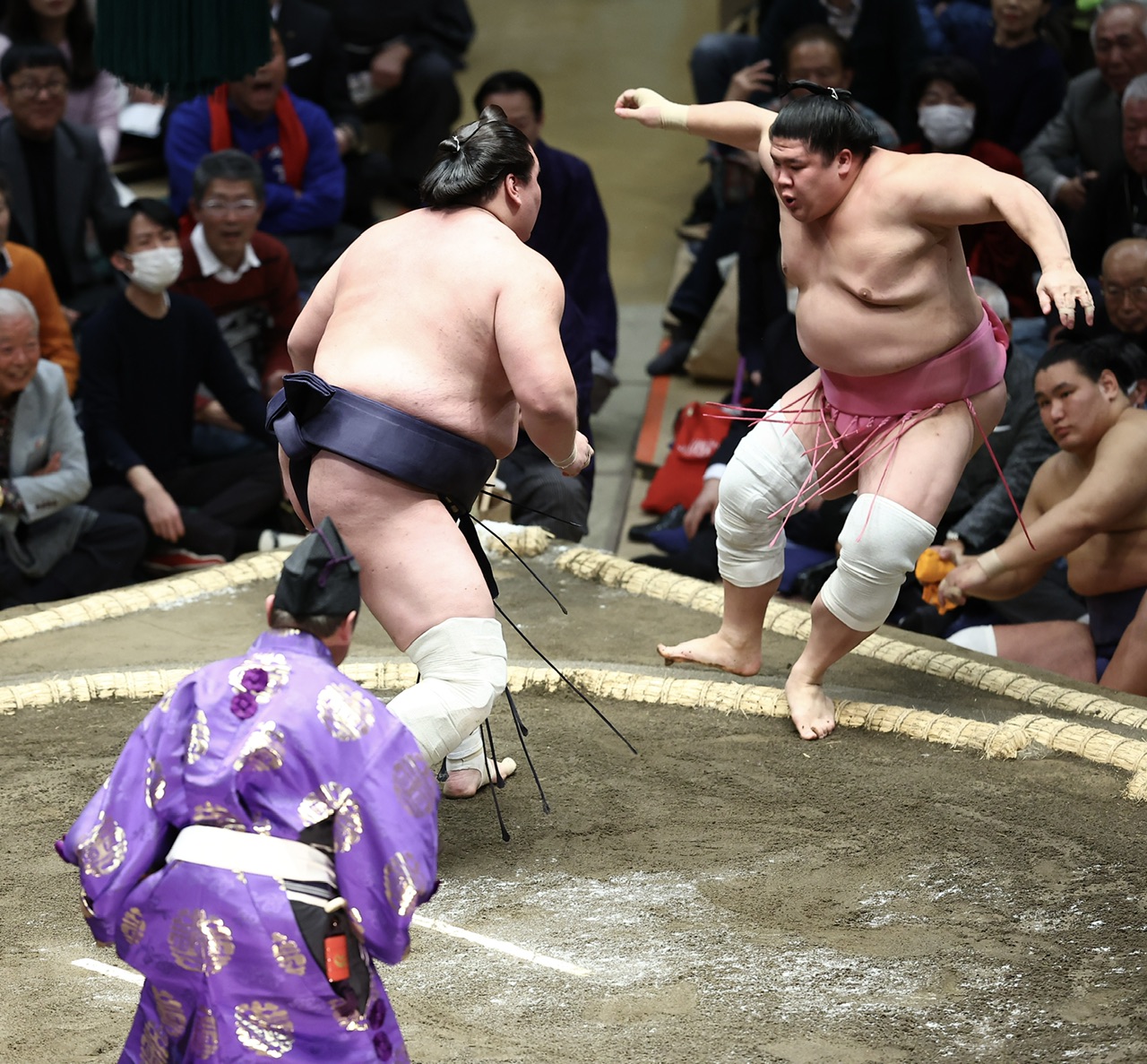 照ノ富士（左）に押し出しで敗れる宇良（撮影・河田真司）