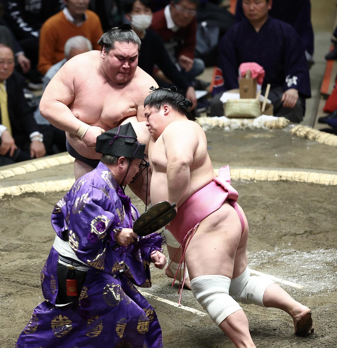 宇良（右）を激しく攻める照ノ富士（撮影・河田真司）