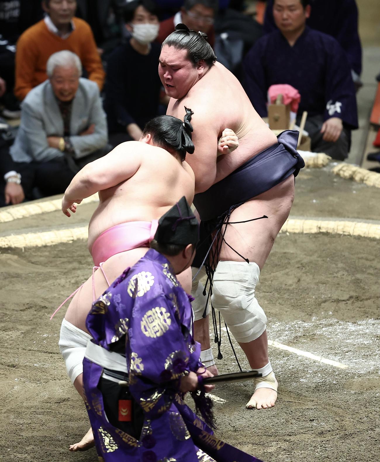 宇良（左）の右腕を攻める照ノ富士（撮影・河田真司）