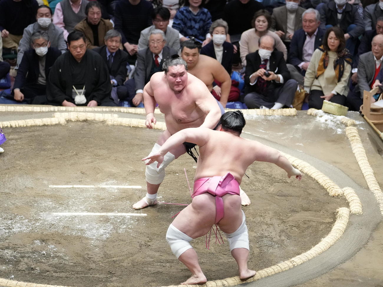 大相撲初場所初日　照ノ富士は宇良（手前）を押し出しで破る（撮影・小沢裕）